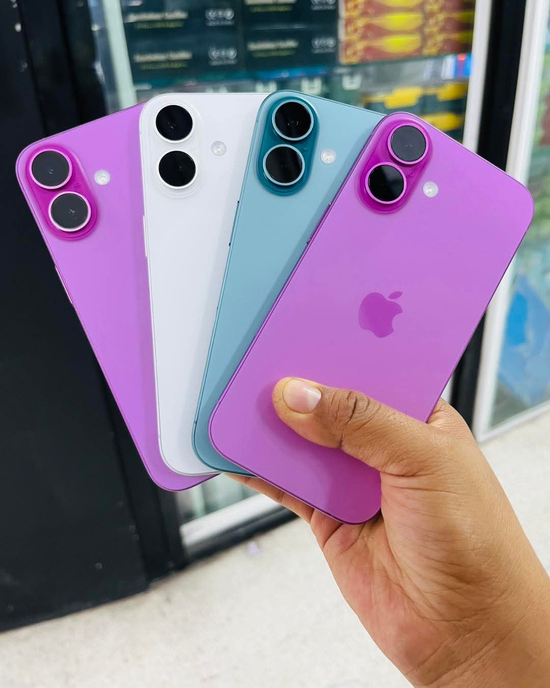 iPhone 16 Plus en varios colores: morado, blanco, azul y magenta