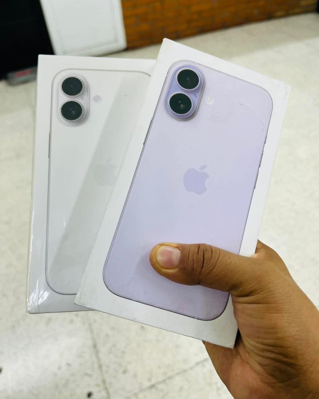 iPhone 16 color lavanda y blanco en caja original