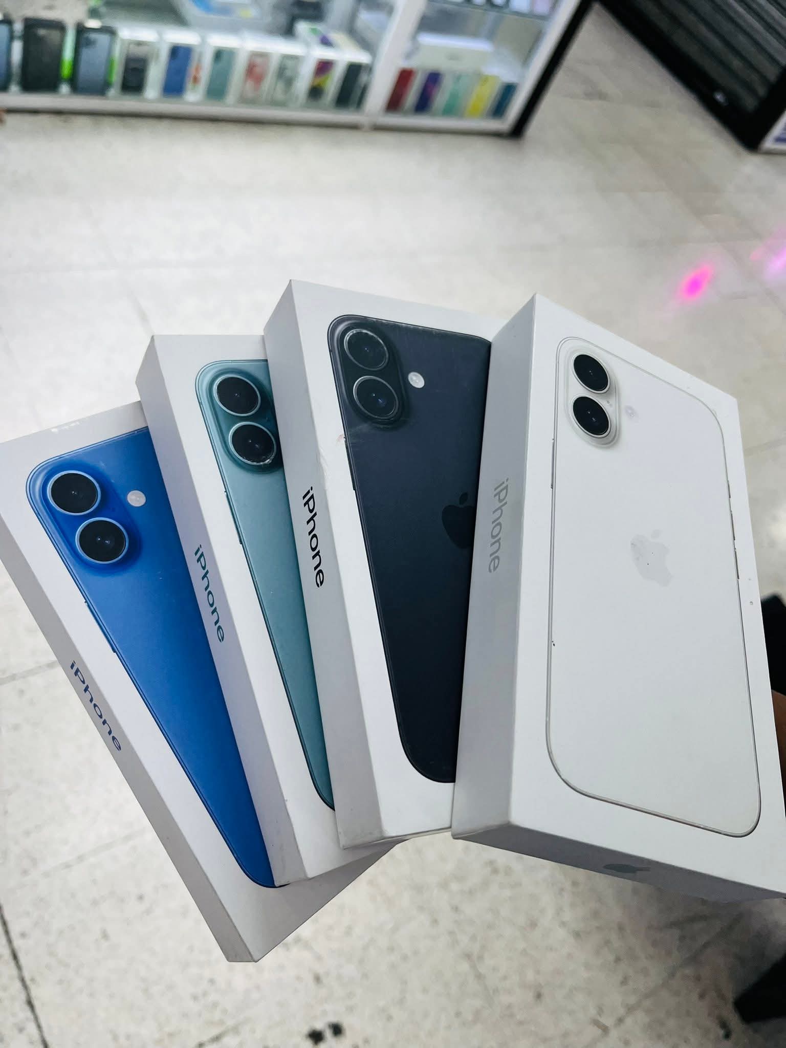 Cajas de iPhone 16 en azul, verde, negro y blanco