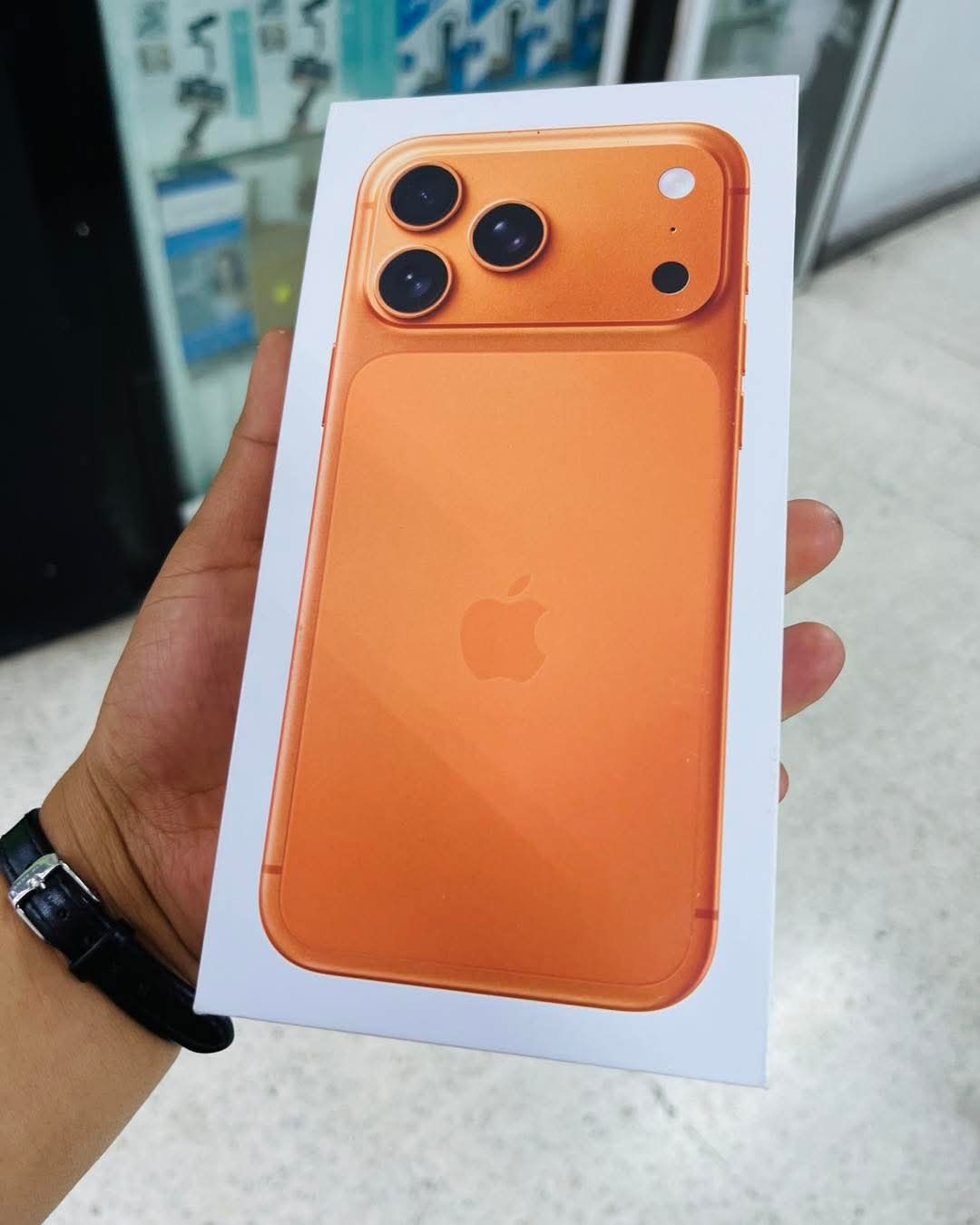 iPhone 17 Pro Max color naranja en caja original