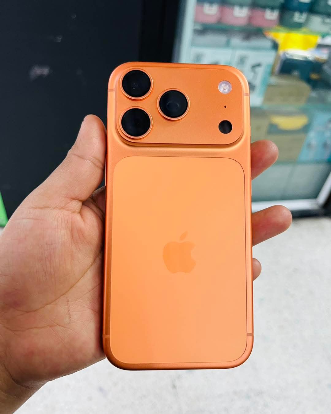 iPhone 17 Pro Max color naranja, vista trasera con cámara triple