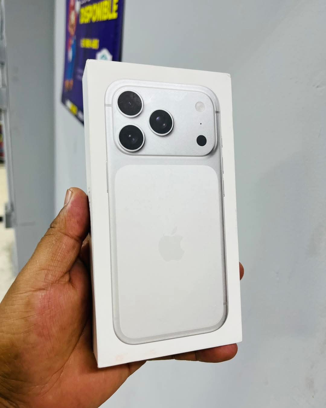iPhone 17 Pro color blanco estelar en caja original