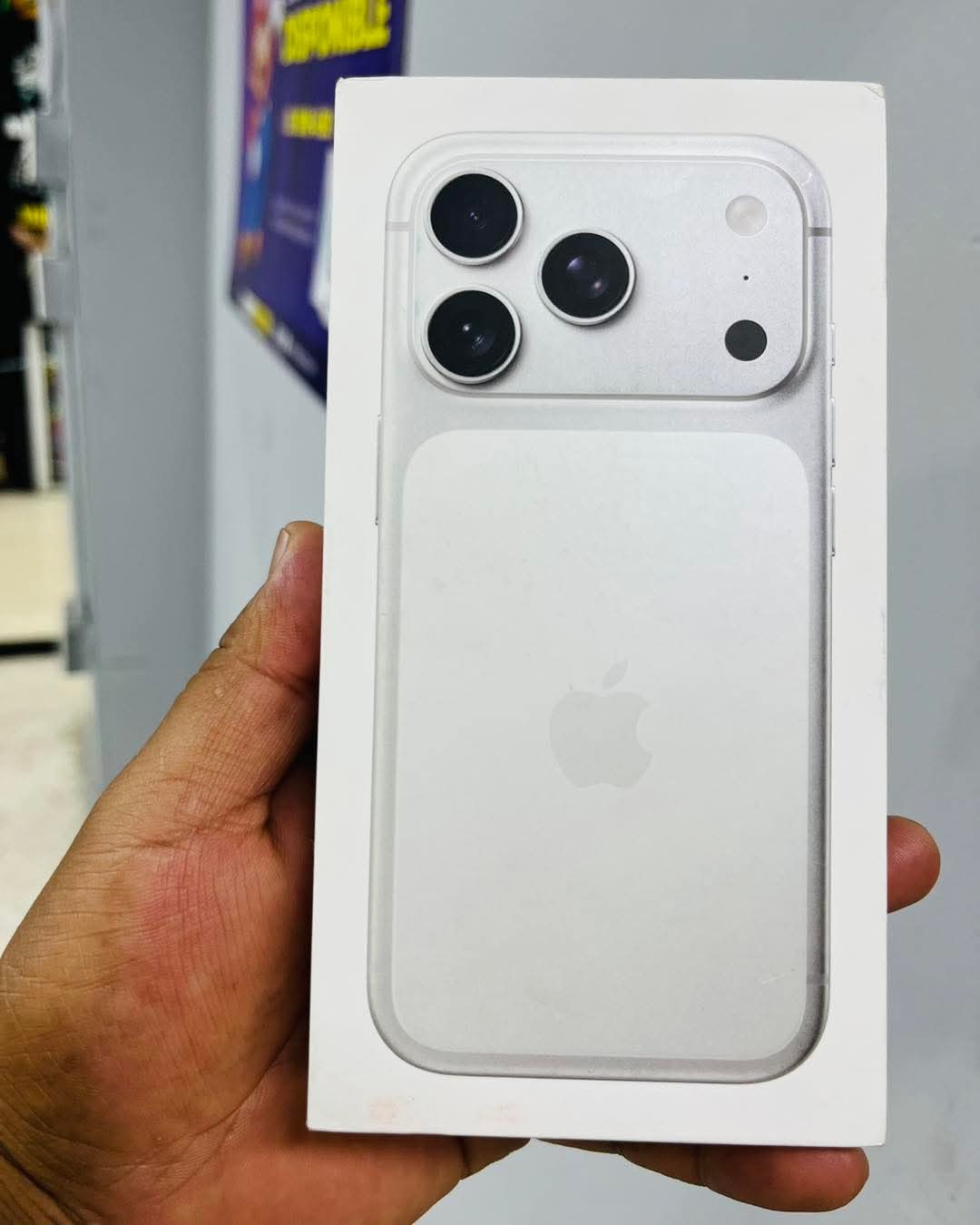 iPhone color plata en caja original, vista de cámara